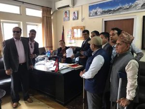 महासंघको संघीय अध्यक्ष श्री मित्रलाल शर्मा ज्यूको नेतृत्वमा महिला बालबालिका तथा ज्येष्ठ नागरिक माननीय मन्त्री श्री थममाया थापाज्यूलाई ध्यानाकर्षण पत्र बुझाउँदै