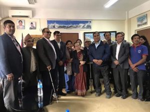 माननीय मन्त्री ज्यूसँग महासंघको अध्यक्ष ज्यूको नेतृत्वमा गएका प्रतिनिधिमण्डल सामूहिक तस्विरमा खिचाउँदै