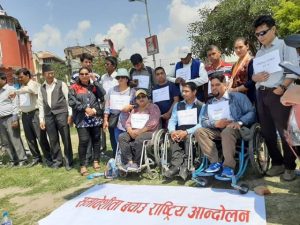 समावेशी बनाउ राष्ट्रिय आन्दोलनको धर्नामा विभिन्न निकायहरुबाट नारा सहित उपस्थिति जनाउदै गरेको तस्विर