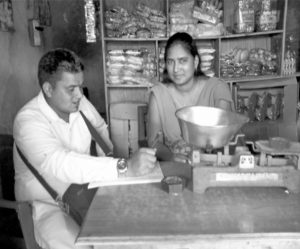 अपाङ्गता भएकी महिला किनारा पसलमा काम गर्दै गरेको अवस्था