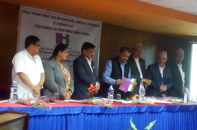 तत्कालीन स्वास्थ्य मन्त्रीज्युबाट स्वास्थ्य सम्बन्धी पुस्तक विमोचन गर्नुहुदैं