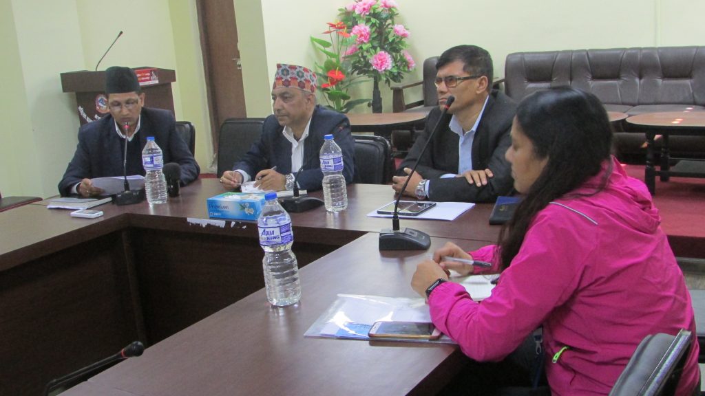 महासंघका संघीय अध्यक्ष मित्रलाल  शर्माले वर्गीय अपाङ्गताका विषयमा मन्त्रालयका सहसचिव  ज्ञानेन्द्र पौडेल र उनका टिमलाई जानकारी दिनुहुदैं