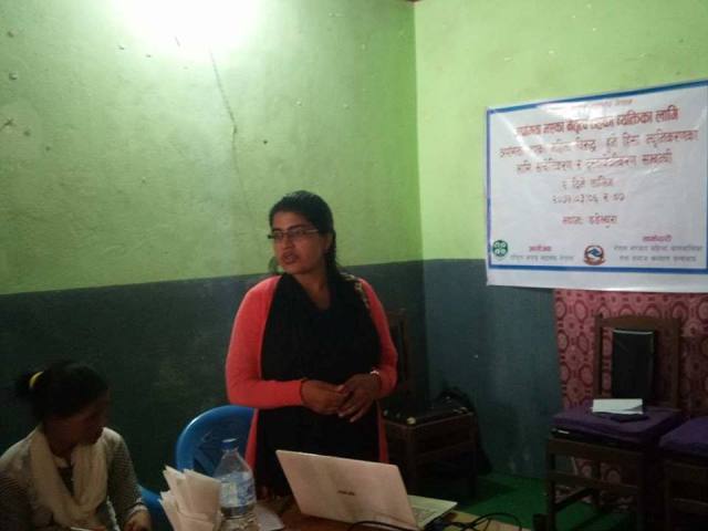 कार्यक्रममा एक महिला आफ्ना भनाईहरु राख्दै गरेको अवस्था