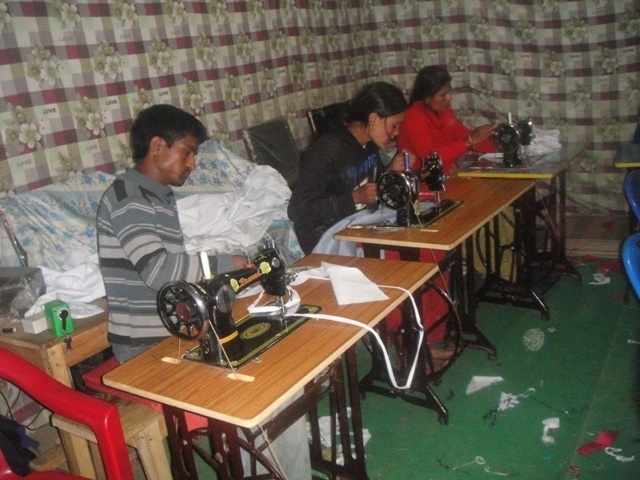 अपाङ्गता भएका व्यक्तिहरु सिलाईबुनाइ सम्बन्धी काम गर्दै गरेको