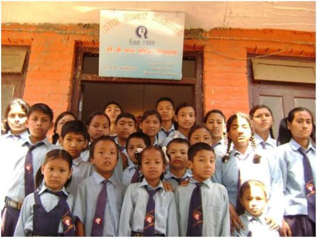 सिबिआर बहिरा विद्यालयको प्रागणमा फोटो खिचाउन उभिदै गरेका बालबालिकाहरु