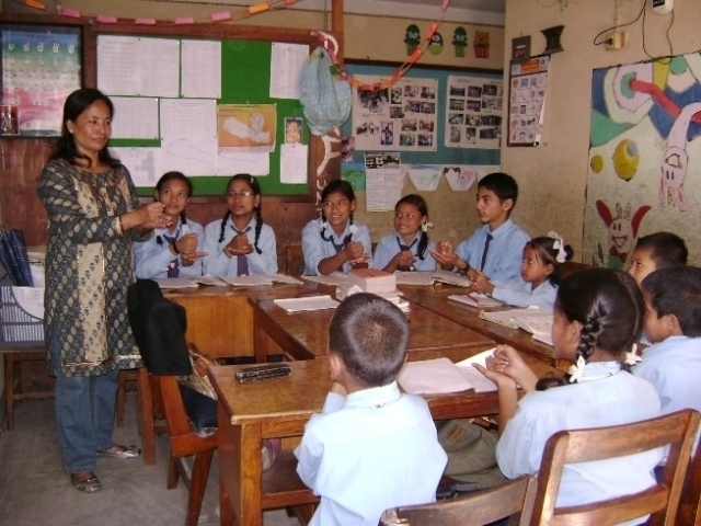 सिबिआर बहिरा विद्यालयका प्रधानाध्यापक योजनी शाक्य कक्षामा बालबालिकाहरुलाई पढाउनुहुदै गरेको