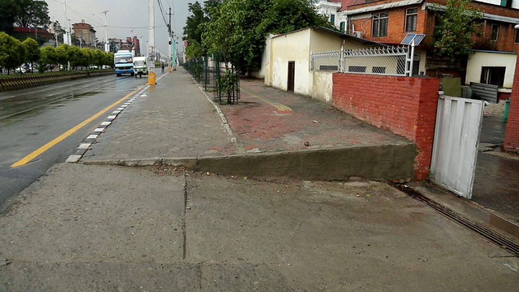 कुनै कार्लयको गेट पर्ने स्थानमा सडकपेटी सकिएर सडकमा ओर्लनुपर्ने छ तर त्यसरी ओर्लनुपर्ने ठाउँ निकै अग्लो छ।