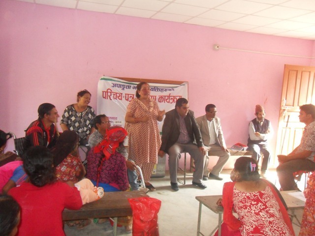अपाङ्गता परिचय-पत्र वितरण कार्यक्रमा सहभागी आफ्ना कुराहरु राख्दै गरेको