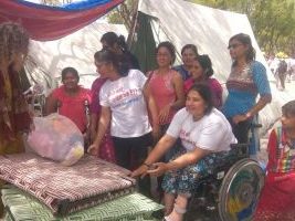 महासँघको समन्वयमा आई.एफ्.ई.एसका प्रतिनिधि भृकुटीमण्डपमा राहत वितरण गर्दै