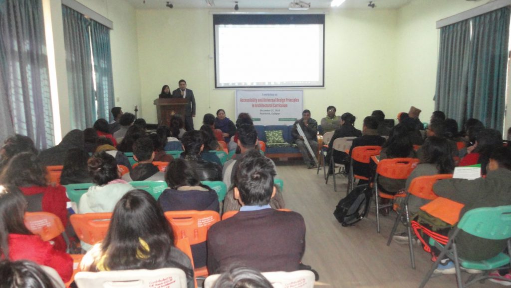 एक्मी इन्जिनियरिङ कलेजमा पहुँचयुक्तता र विश्वव्यापी सिद्धान्तबारेको छलफल कार्यक्रममा प्रस्तुतीकरण गर्नुहुँदै महासङ्घका कर्मचारी तथा पदाधिकारी ।