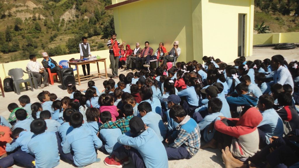 नवज्योति आधारभूत विद्यालयमा पहुँचयुक्त विद्यालयका बारेमा विद्यार्थीसँग अन्तरक्रिया गर्नुहुँदै महासङ्घका कोषाध्यक्ष कुमार रेग्मी र कर्मचारी ।