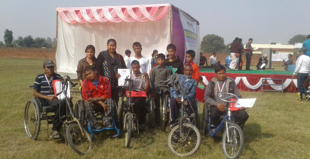 ट्राईसाइकल प्रतियोगिताका विजेताहरु तस्विर खिचाउदैं