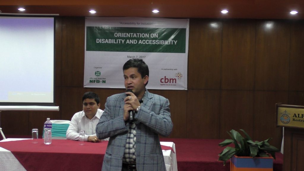 काठमाडौंमा प्राविधिकहरुका निम्ति सम्पन्न पहुँचयुक्तता सम्बन्धी अभिमुखीकरण कार्यक्रममा सहभागीहरुलाई स्वागत गर्दै महासंघका महासचिव राजु बस्नेत