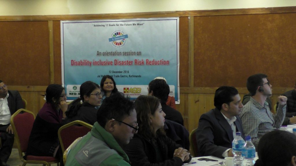 कार्यक्रममा सहभागीहरु प्रस्तुति हेर्दै