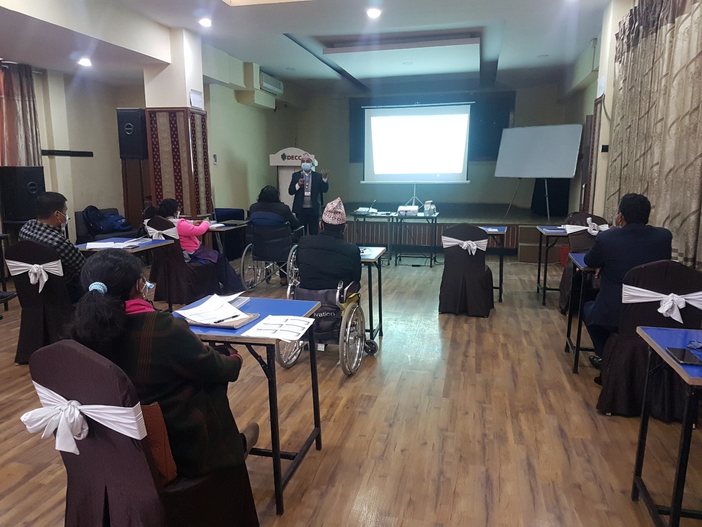 अपाङ्गता तथा पुनर्स्थापना सम्बन्धि चालु आ. ब. २०७७/०७८ को कार्यक्रम र बजेट कार्यन्वयनको अवस्था तथा आगामी आ. ब. २०७८/०७९ को योजनाका बारेमा बताउनुहुदैँ कुष्ठरोग नियन्त्रण तथा अपाङ्गता ब्यबस्थापन शाखा (LCDMS) का प्रमुख डा. माधव लम्साल