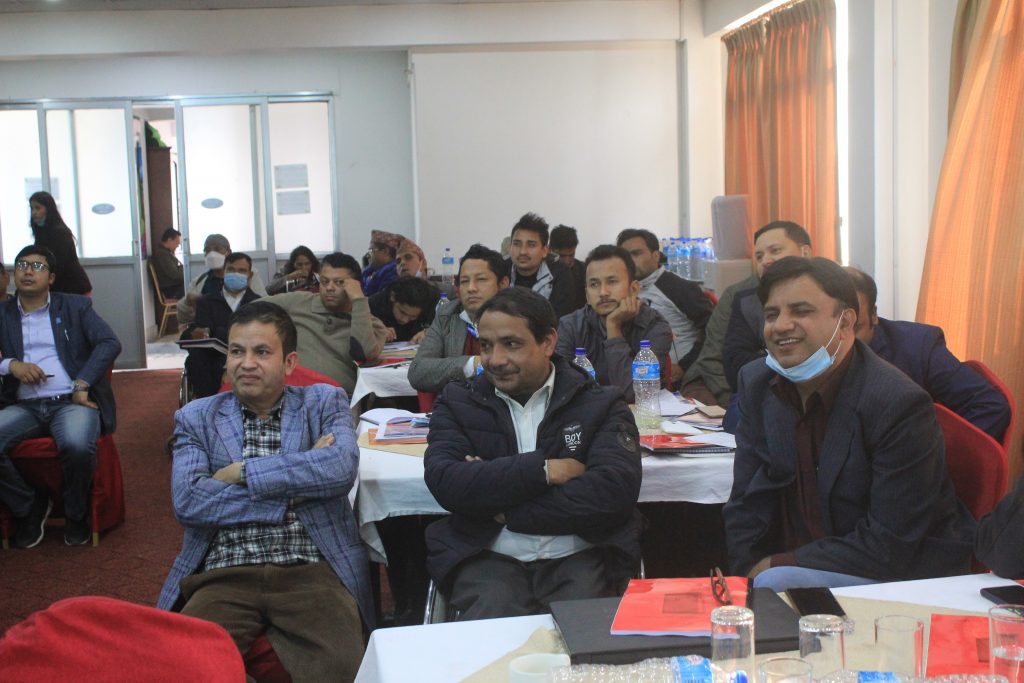 कार्यक्रममा उपस्थित डिपिओ प्रतिनिधि, ईन्जिनियर र अन्य सरोकारवालाहरूको सहभागी 