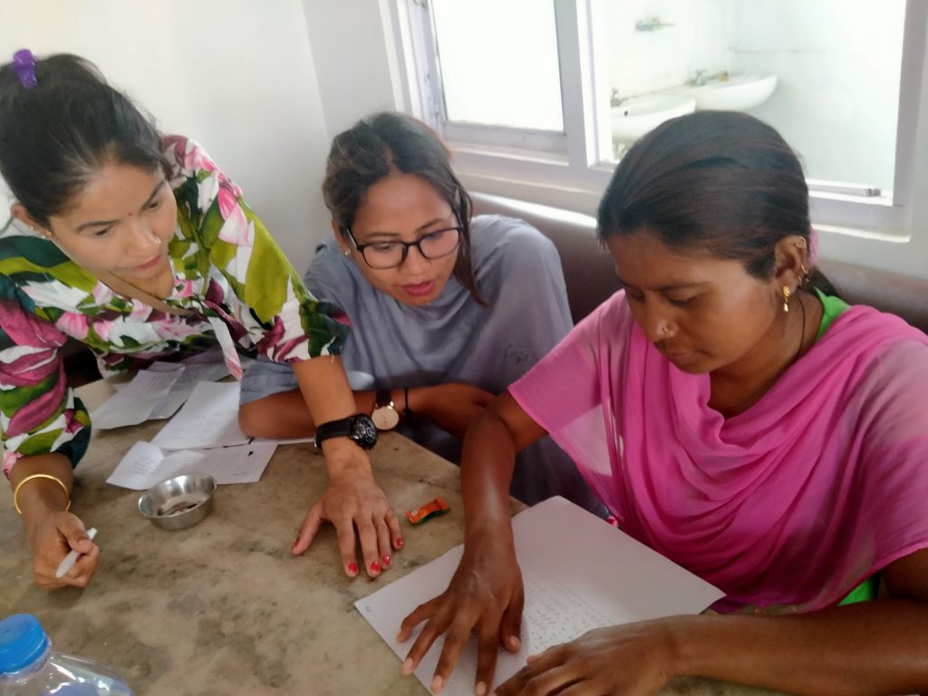 तालिममा दृष्टिविहिन महिलाले ब्रेललिपिको प्रयोग गर्दै साथीहरुसँग सल्लाह गर्दै सामूहिक कार्यमा सहभागिता गर्नुहुदै