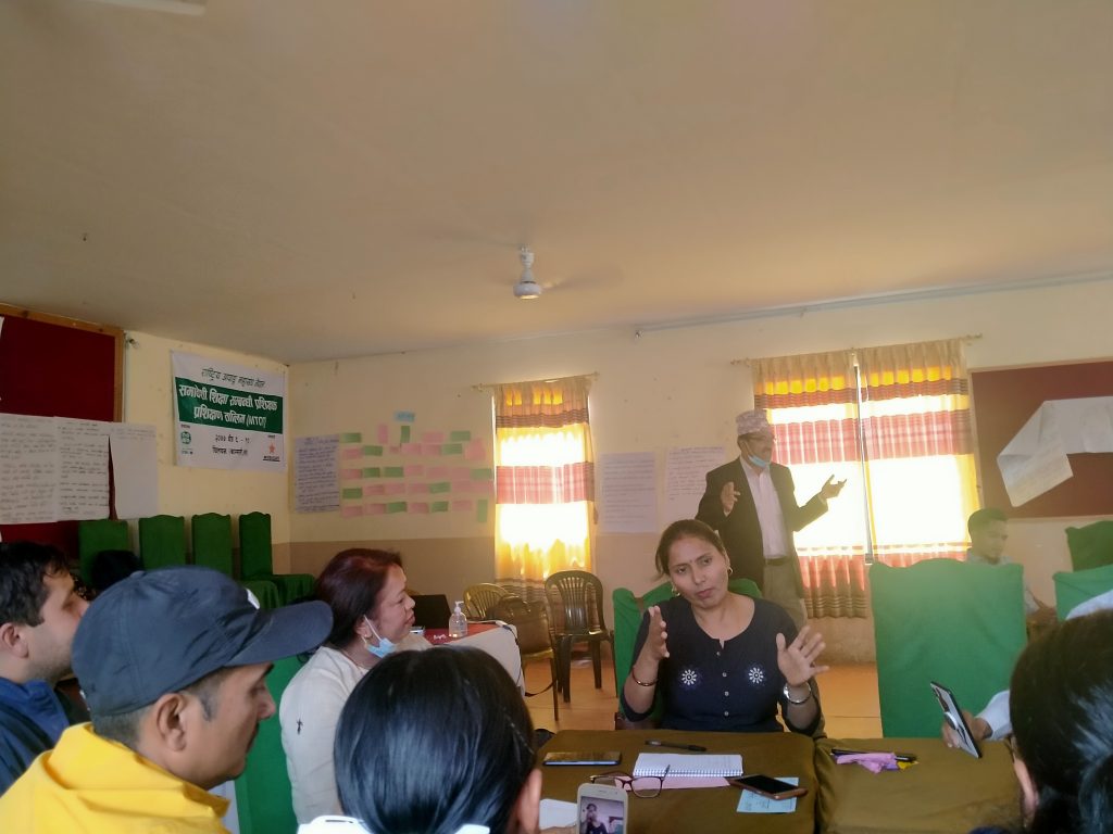 तालिमको समावेशी नीति तथा कानुनका सत्रमा सहजकर्ता नारद प्रसाद धमला ज्यूको प्रस्तुतिकरणको बारेमा बहिरा सहभागीहरुलाई सांकेतिक भाषा दोभाषेले संचार गर्नुहुदै 