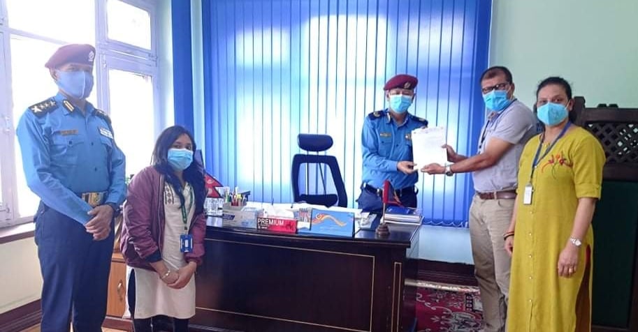 प्रहरी प्रधान कार्यालयमा ध्यानाकर्षण पत्र बुझाउदै गरेको तस्विर