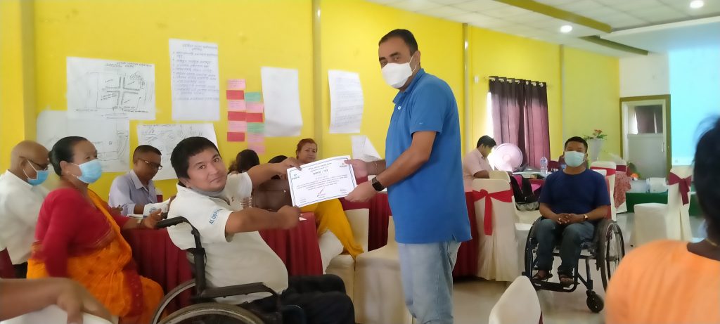 तालिम पश्चात नयाँ विधिबाट सहभागीहरु एक अर्कालाई प्रमाणपत्र प्रदान गर्नुहुदैँ