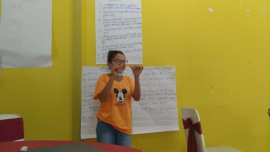 नेपालमा समावेशी शिक्षाको विद्यामान अवस्था, अवसर तथा चुनौतिहरुको सामूहिक कार्य पश्चात प्रस्तुतिकरण गर्नुहुदै कृष्ण माया अधिकारी