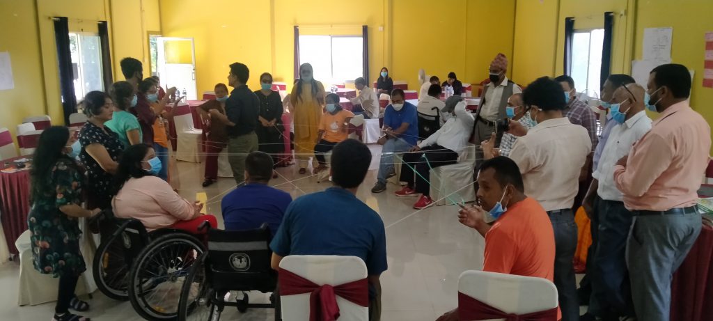 तालिमको दोस्रो दिनको पुनरावलोकनमा सहभागीहरु आफ्नो अनुभव, सुझाव तथा जिज्ञासा राख्नुहुदैँ गरेको तस्विर 