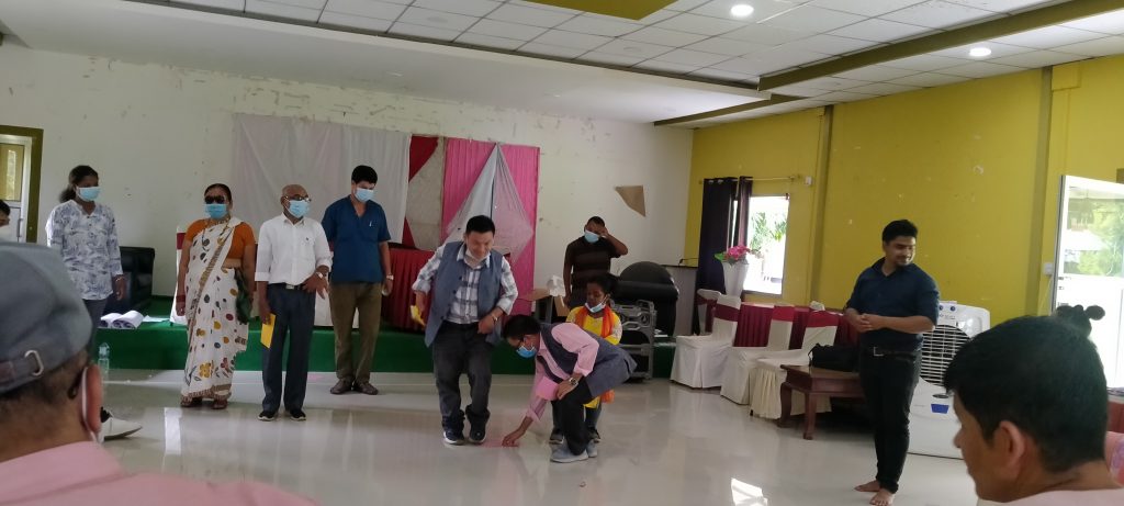 तालिमको पहिलो सत्र जीवनको खेलको माध्यमबाट अपाङ्गताको समबुझाइमा सहजीकरण गर्नुहुदै महासंघका महासचिव राजु बस्नेत .jpg