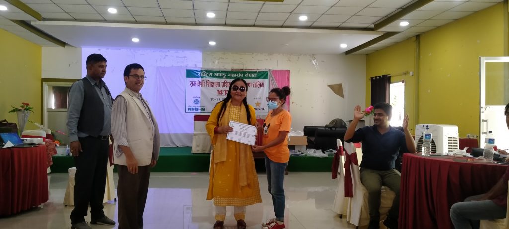 तालिम पश्चात नयाँ विधिबाट सहभागीहरु एक अर्कालाई प्रमाणपत्र प्रदान गर्नुहुदैँ