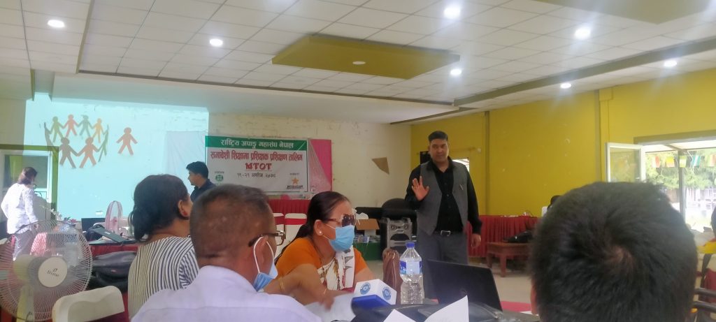 बहिस्करण र समावेशीताको अवधारणा तथा आयामहरुका सत्र सहजीकरण गर्नुहुदैँ महासंघका कोषाध्यक्ष केपी अधिकारी