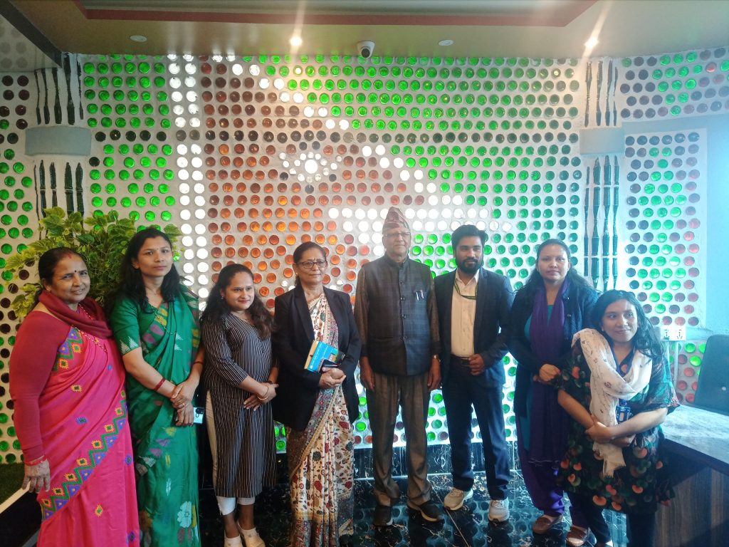 अपाङ्गता समावेशी विकास सम्बन्धी दुई दिने अभिमुखीकरण दमकमा मेयर र उपमेयर ज्यूहरुसँग सामूहिक तस्विर