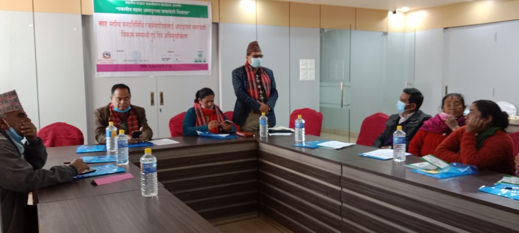 भिमेश्वर नगरपालिकामा अपाङ्गता समावेशी विकास सम्बन्धी दुई दिने अभिमुखीकरणमा मित्रलाल शर्मा सहजीकरण गर्नुहुदैँ गरेको तस्विर