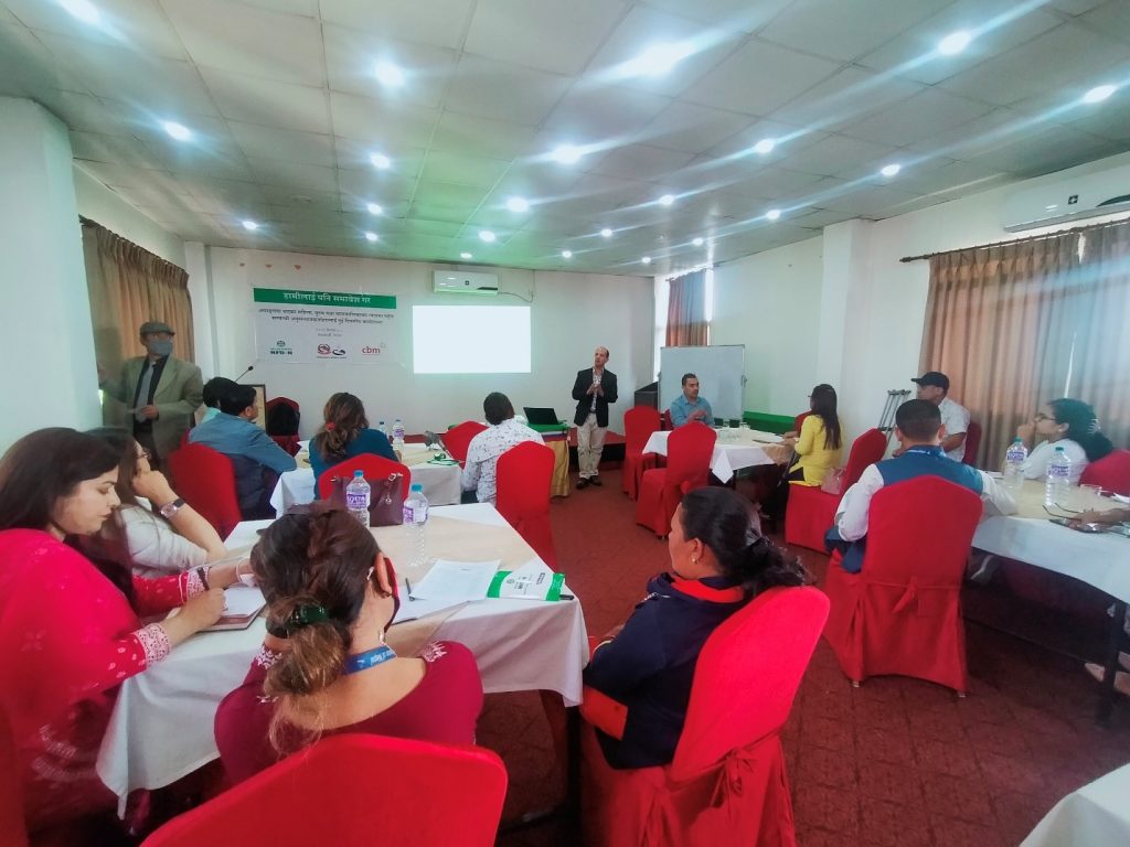 कार्यशालामा कपिल अर्यालज्यूले प्रमुख सहजकर्ताको रुपमा सहजीकरण गर्नुहुदैँ गरेको तस्वीर ।