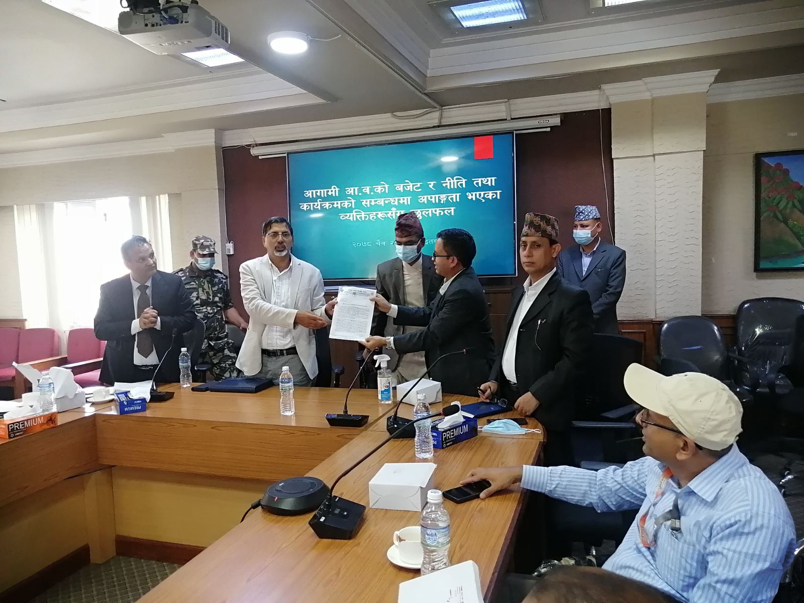 माननीय अर्थ मन्त्री जनार्दन शर्माज्युलाई आगामी आर्थिक वर्षको नीति तथा कार्यक्रममा अपाङ्गताका सवालहरु समेटन अनुरोध पत्र बुझाउदै गरेको तस्विर ।