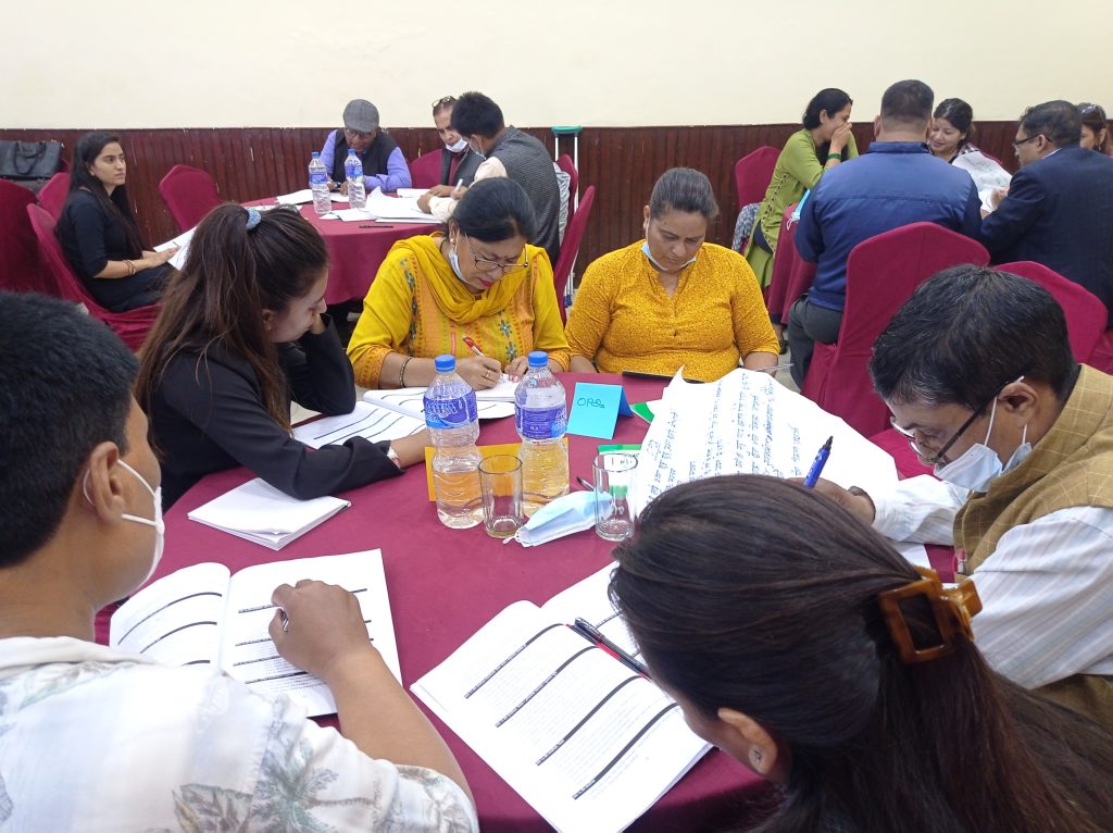 सहभागीहरु सामूहिक छलफल गर्दै गर्नुभएको तस्विर