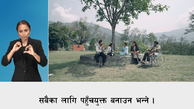 भिडियोबाट लिईएको एउटा तस्बिर जहाँ अपाङ्गता भएका व्यक्तिहरू चौतारीमा बसेर गफ गर्दैछन।