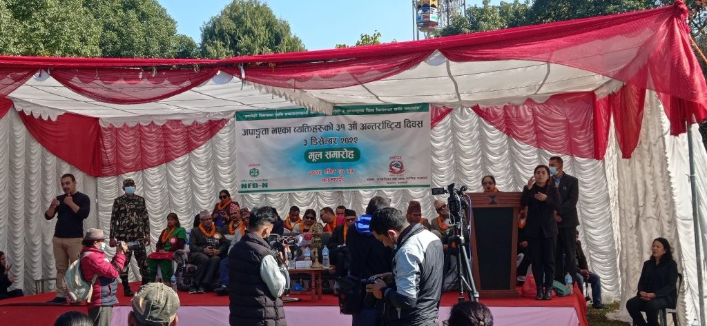 यस तस्विर मुल समारोहलाइ सम्बोधन गर्दै महिला बलाबालिका तथा जेष्ठ नागरिक मन्त्रि उमा रेग्मी ज्युको शुभकामना मन्तव्य दिनु भएको समयमा खिचिएको हो। यहा साङ्केतिक भाषाका दोभाषे गरिरहेको र ड्यासमा विभिन्न निकायबाट पाल्नु भएको व्यक्तित्वहरु हुनु हुन्छ। 