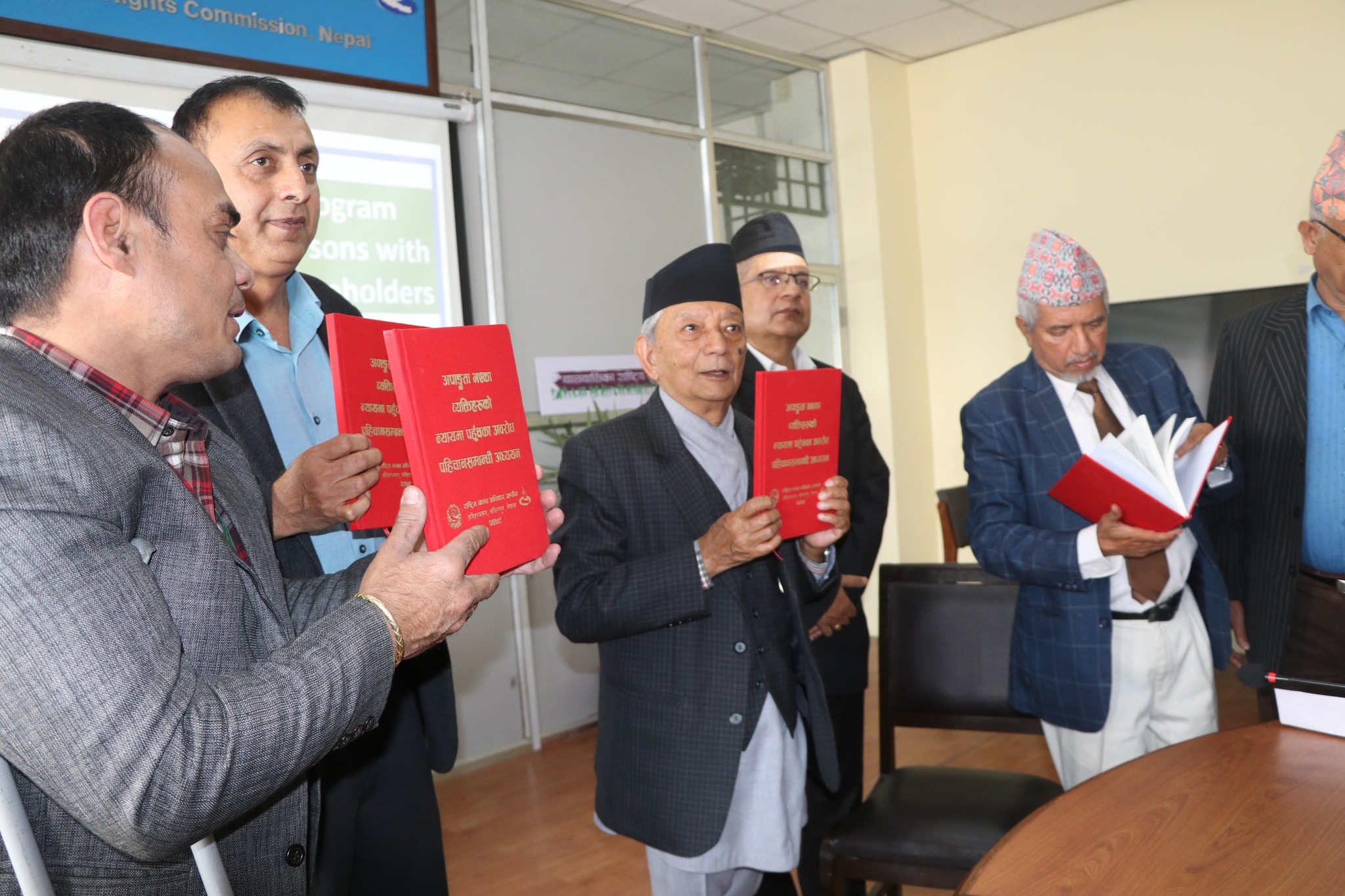 तस्विरमा राष्ट्रिय मानव अधिकार आयोगका अध्यक्ष माननिय तप बहादुर मगर ज्यु, राष्ट्रिय मानव अधिकार आयोगका सदस्य माननिय सूर्य प्रसाद शर्मा ढुङ्गेल ज्यु, माननिय मिहिर ठाकुर ज्यु, राष्ट्रिय अपाङ्ग महासङ्घ नेपालका प्रशासकिय व्यवस्थापक लय प्रसाद उप्रेति र हामिलाई पनि समावेश गर परियोजनाको वरिष्ठ परियोजना संयोजक बिमल बस्नेत।