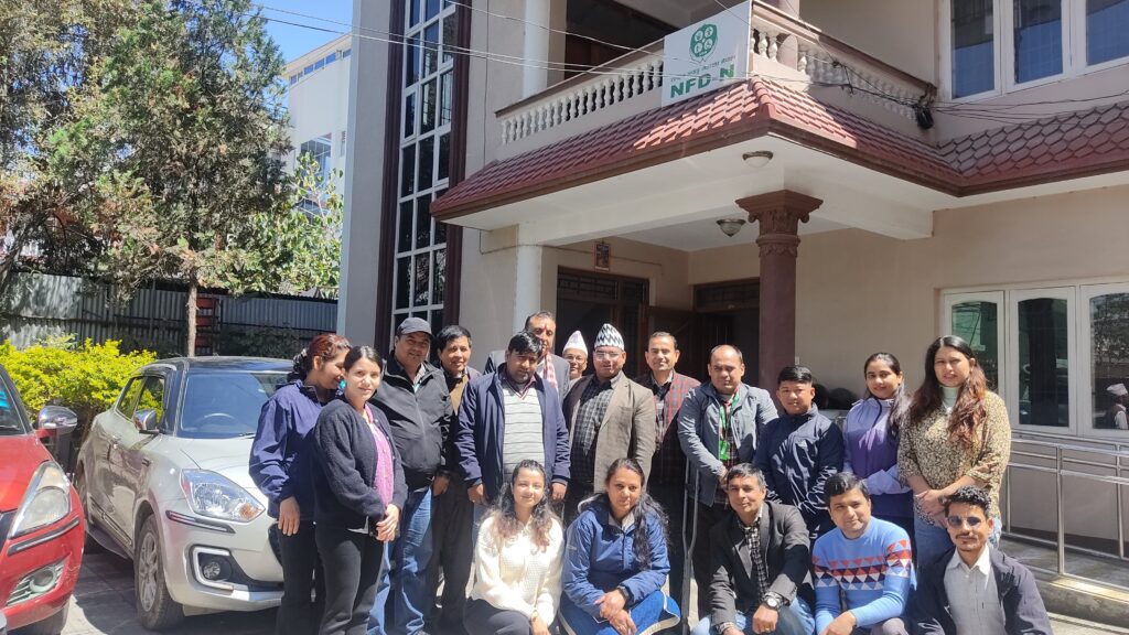 तस्विरमा राष्ट्रिय अपाङ्ग महासंघ नेपालको संघिय कर्मचारीसंग परियोजना कार्यलय अगाडि।