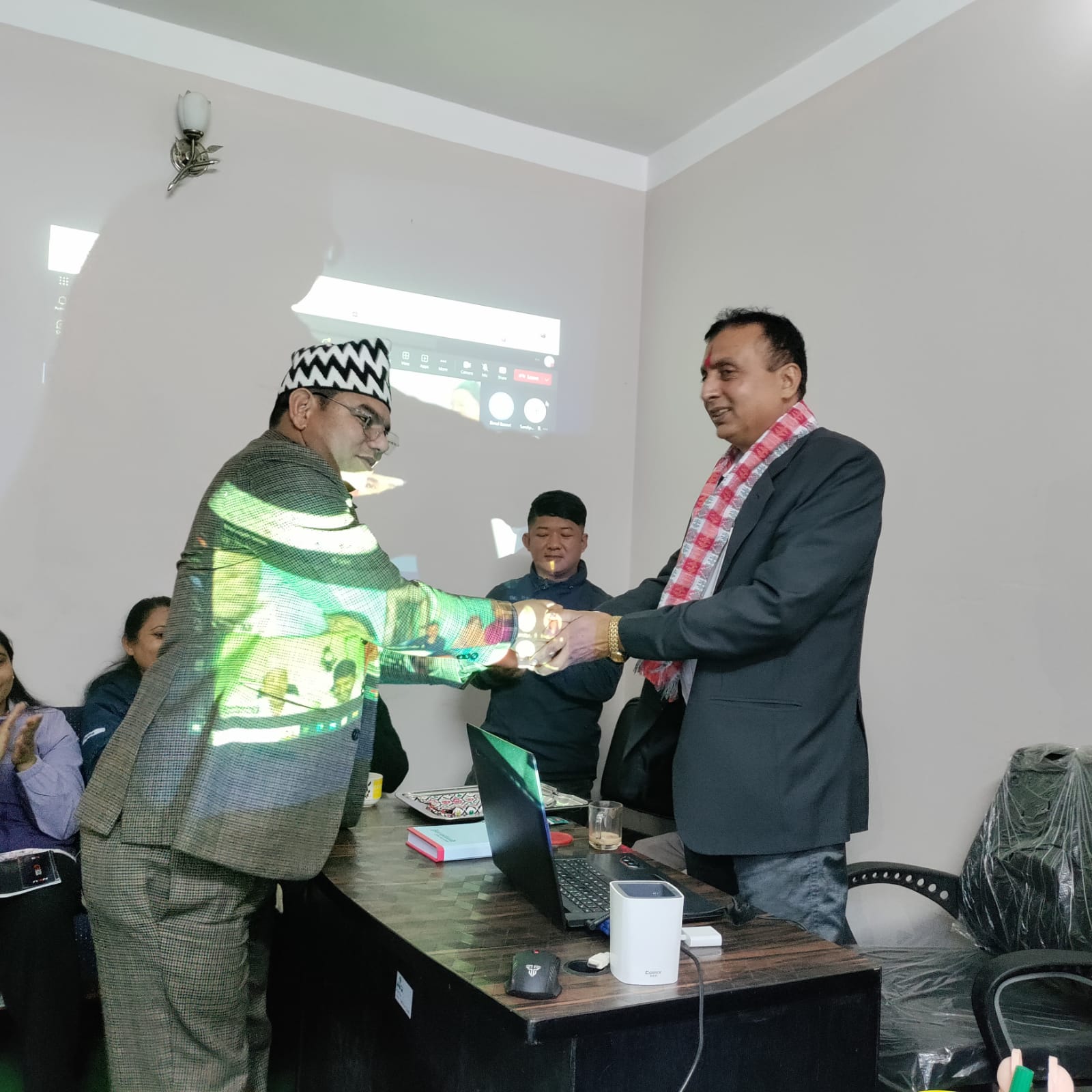 तस्विरमा राष्ट्रिय अपाङ्ग महासंघ नेपालको संघिय ज्युले नियुक्तिहुनु भएको प्रमुख प्रशासकीय ब्यवस्थापकलाई खाँदा लगाउदै।