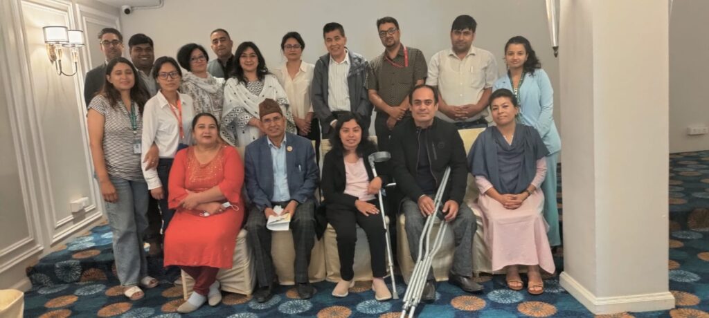 सामुहिक तस्विरमा राष्ट्रिय समावेशी आयोगको माननीय अध्यक्ष राम कृष्ण तिमल्सिना, राष्ट्रिय अपाङ्ग महासंघ नेपाल संघीय उपाध्यक्ष अनिता घिमिरे, महासचिव सुगम भट्टराई, मीनराज पन्थी, अपाङताको क्षेत्रका विज्ञ डा. विरेन्द्र राज पोखरेल साथै विभिन्न द्विपक्षीय/ बहुपक्षीय संस्थाहरूको प्रतिनिधिहरु। 