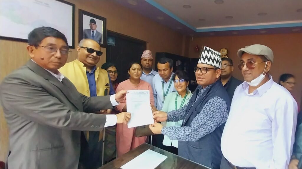 तस्विरमा माननीय शिक्षा तथा विज्ञान प्रविधी मन्त्री श्री अशोक राई लाई ध्यानाकर्षण पत्र हस्तान्तरण गर्दै