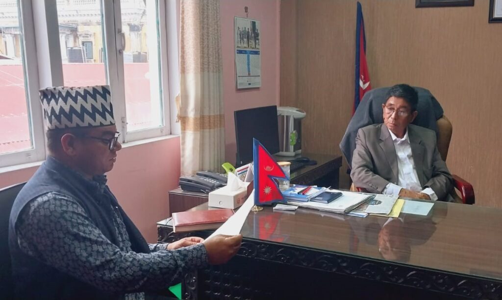 तस्विरमा माननीय शिक्षा तथा विज्ञान प्रविधी मन्त्री श्री अशोक राई र राष्ट्रिय अपाङ्ग महासंघका संघीय अध्यक्ष देवीदत्त आचार्य