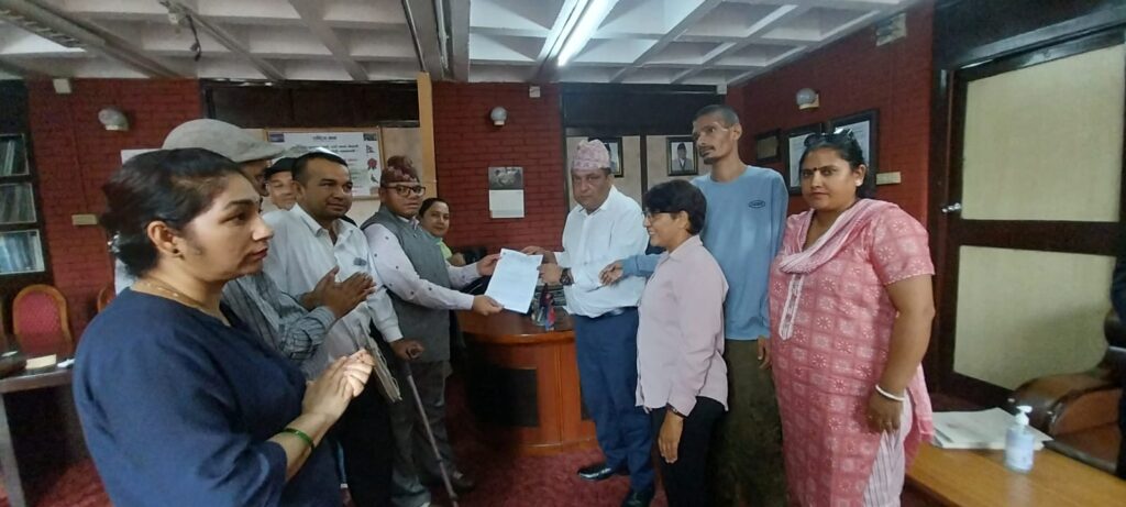  तस्विरमा महासंघका संघीय अध्यक्ष देवीदत्त आचार्यको नेतृत्वमा गएको महासंघका पदाधिकारी एंव सदस्यहरुको समुहले एक ज्ञापन पत्र बुझाउदै 