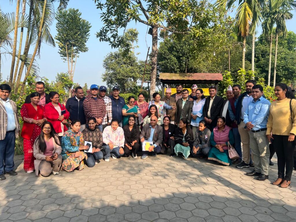 सहभागीहरुको सामुहिक तस्विर दुइ लहरमा करिब ५० जना पहिलो लहरमा १५ जना बसेका र बाँकी दोस्रो लहरमा उभिएका छन् । तस्बिर होटलको प्राङ्गणमा लिइएको छ ।